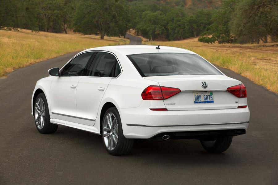  Volkswagen Passat TSI R-Line 2016 года  (фото 8 из 15)